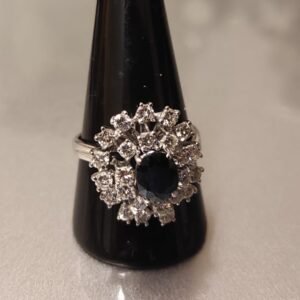 Anello vintage a margherita in oro bianco 18k con zaffiro (1,30ct) e diamanti (1,30ctw), anni '70