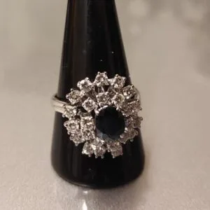 Anello vintage a margherita in oro bianco 18k con zaffiro (1,30ct) e diamanti (1,30ctw), anni '70